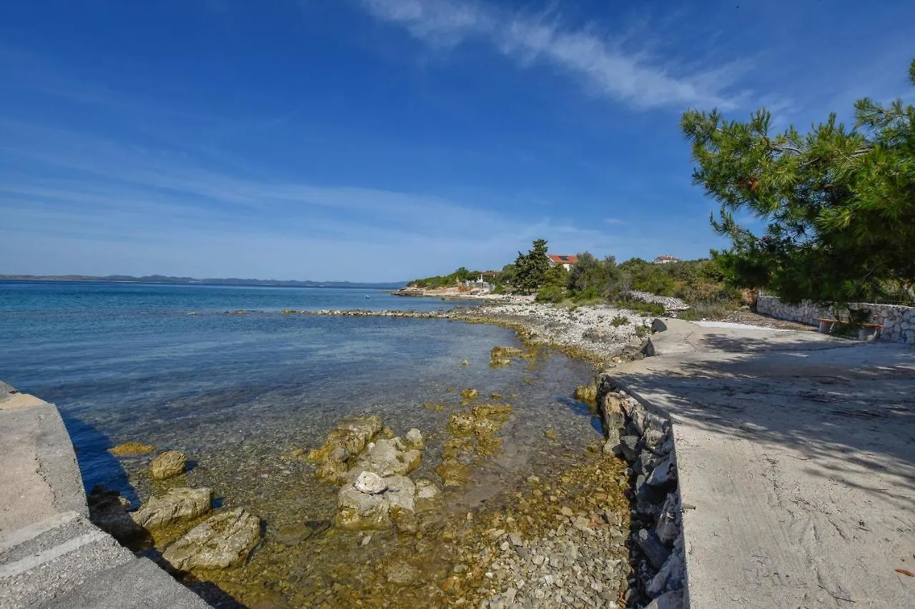 House Pine Shadow Villa Pasman Holiday home