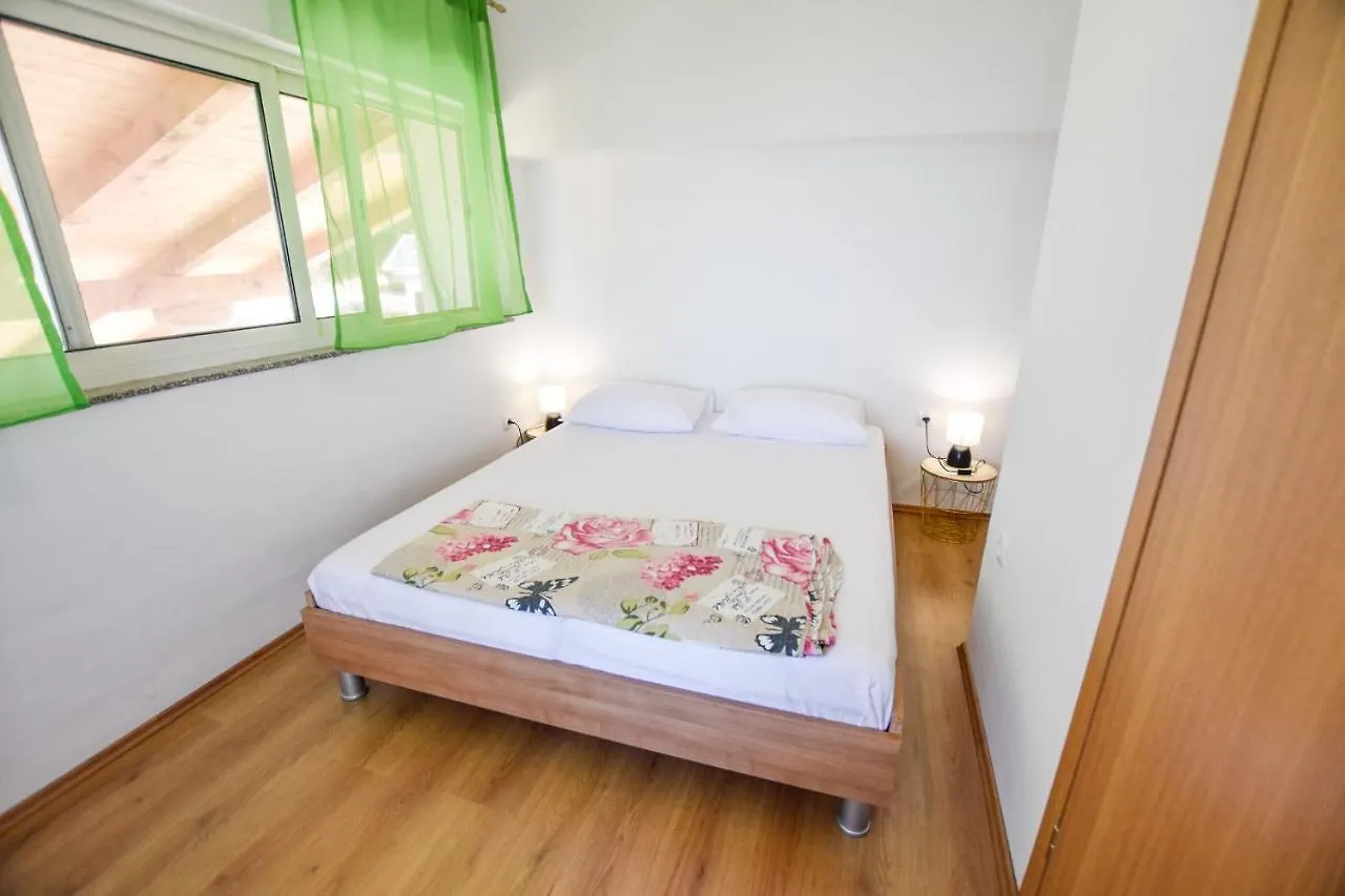 House Pine Shadow Villa Pasman Holiday home