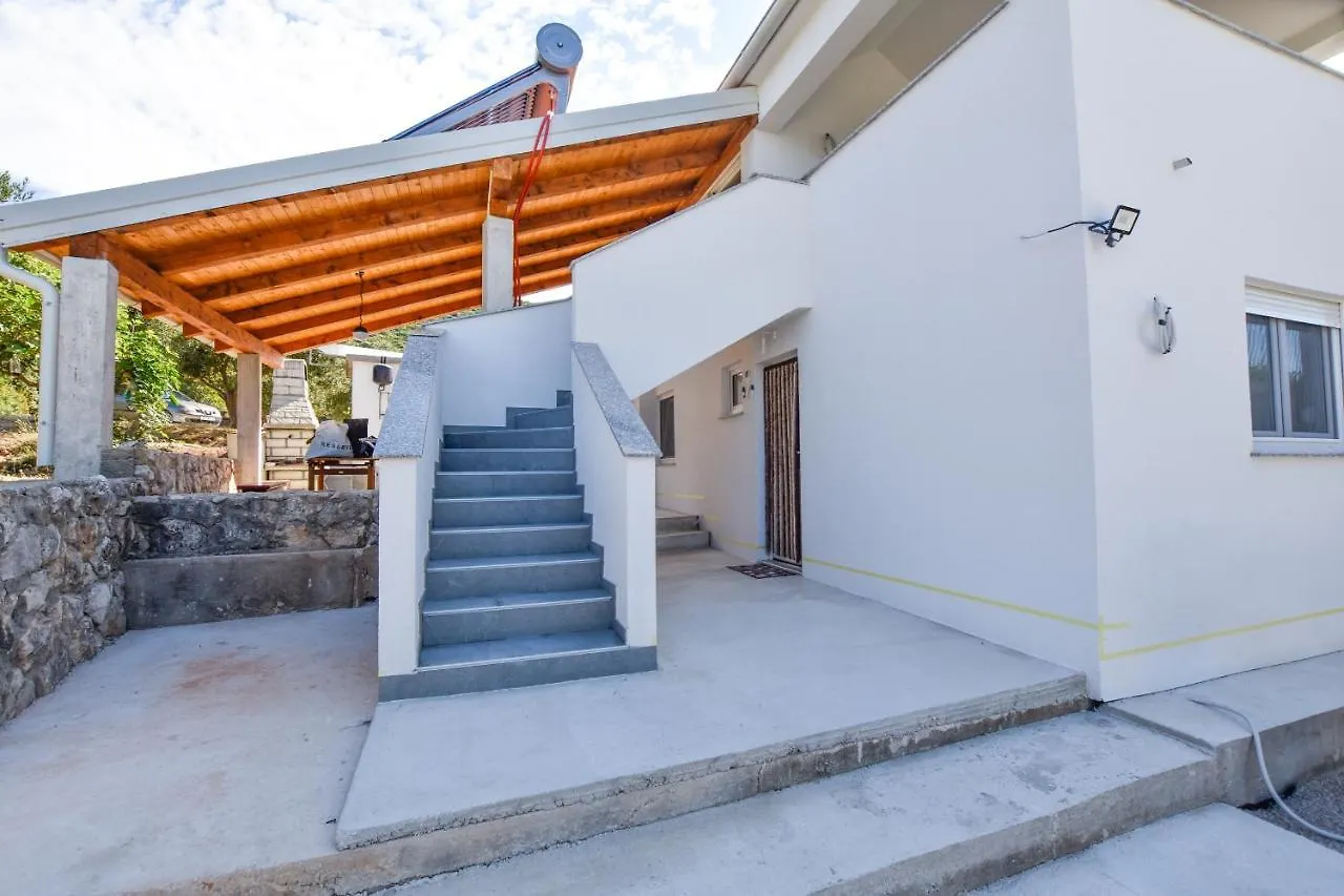 House Pine Shadow Villa Pasman Holiday home
